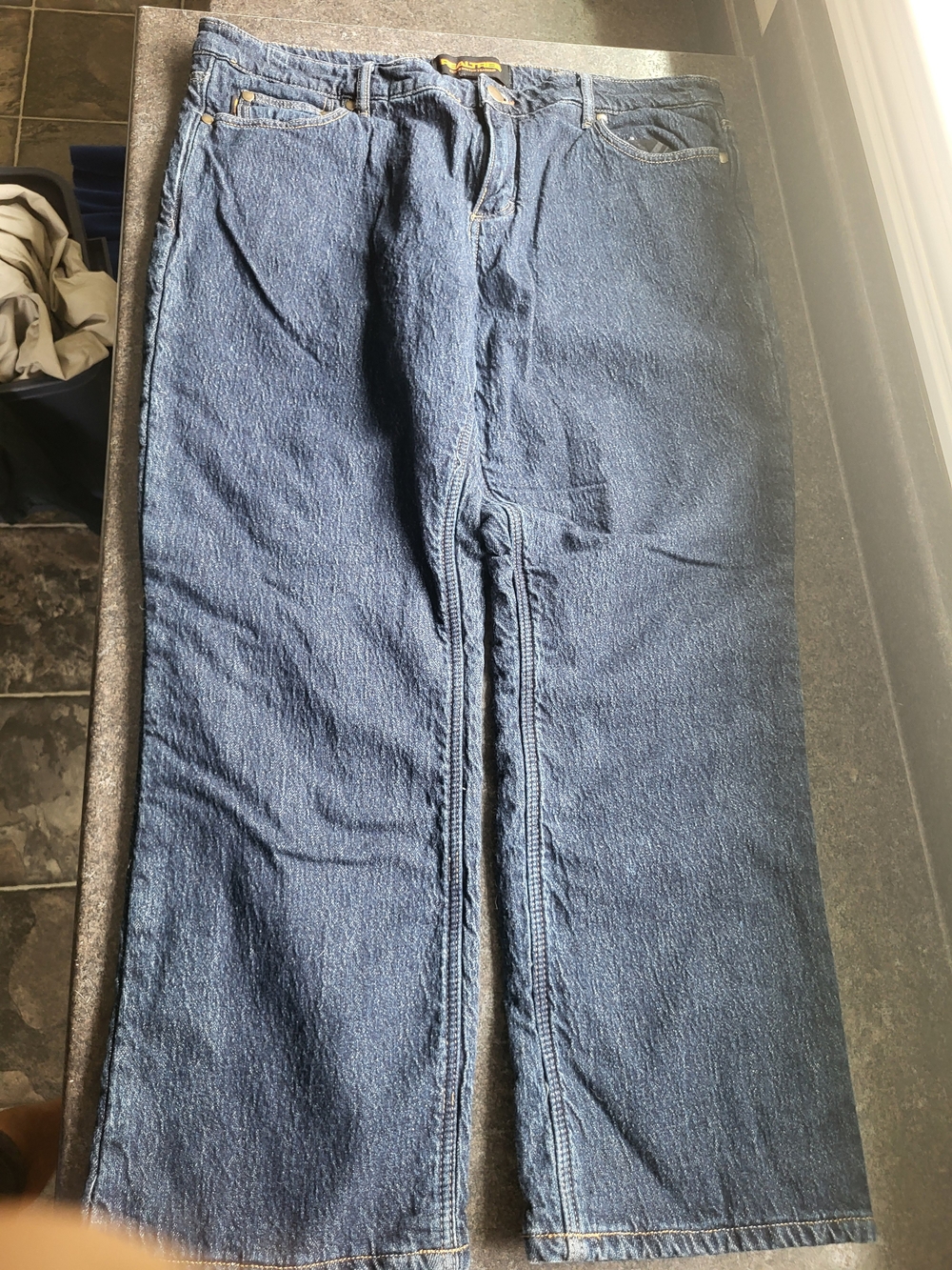 Insulated Realtree Men's Relaxed Fit Dark Blue Straight-Leg Jeans